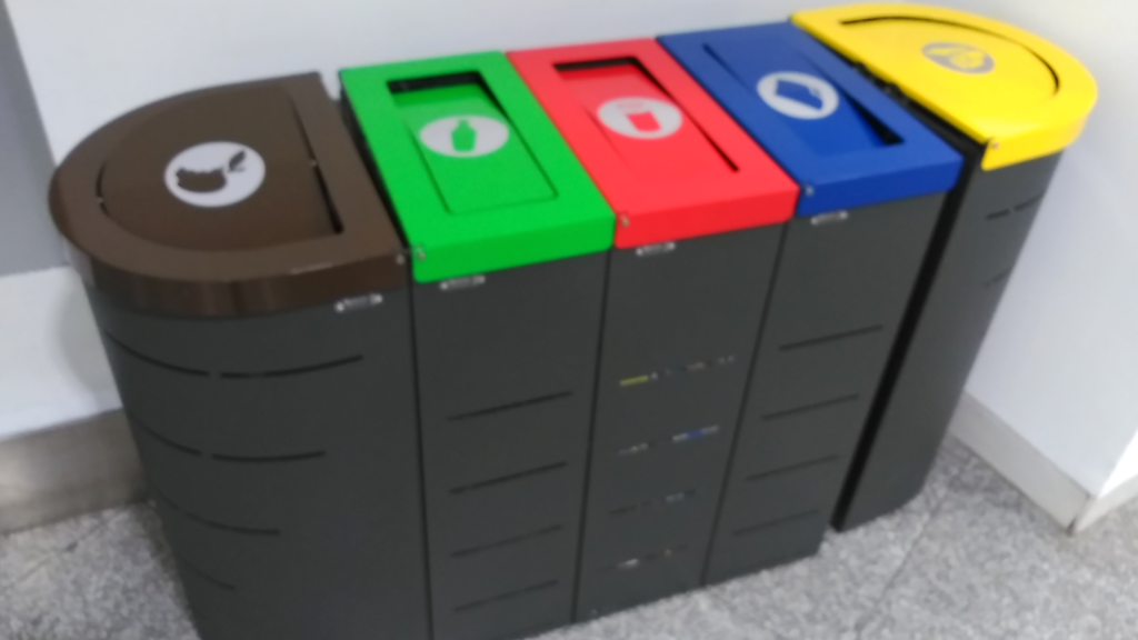 Contenedores de colores para separar residuos
